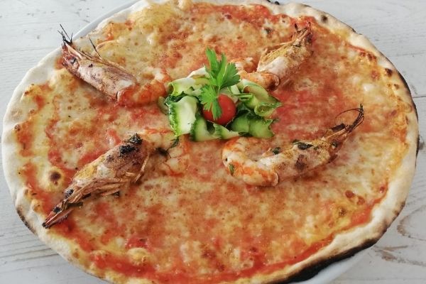 pizza gamberi e zucchine concept