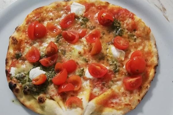 pizza pesto e pomodorini concept
