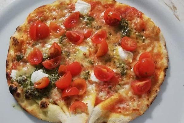 Pizza pomodorini, pesto e cipolla